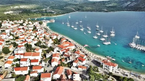 Letecký pohled na pobřeží a město Primošten.