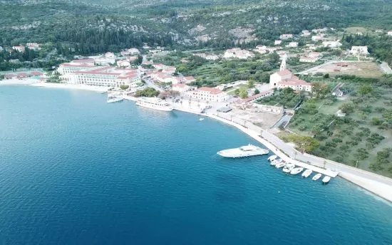 Letecký pohled na pobřeží vesnice Slano