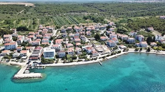 Letecký pohled na pobřeží a město Zadar.