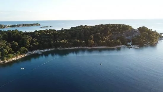 Rovinj - letecký pohled na pobřeží a město.