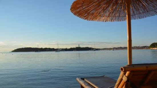 Rovinj - oblázková pláž (Lone Bay).