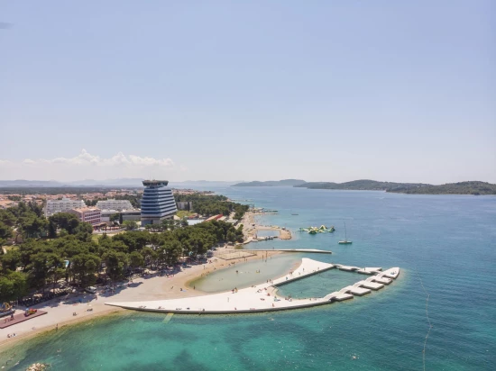 Vodice letecký pohled na pobřeží a město.