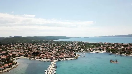 Letecký pohled na město a pobřeží v Sukošan.