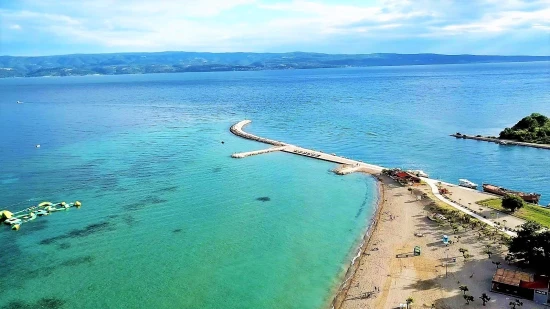 Omiš - letecký pohled na pláž a pobřeží.