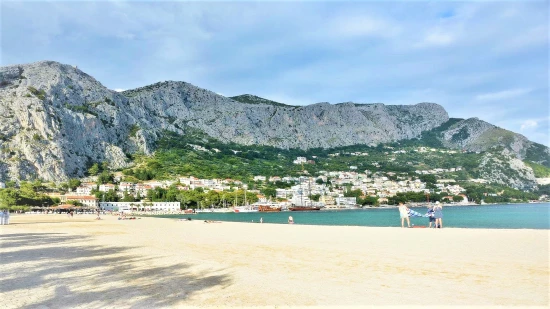 Omiš - písečná pláž.