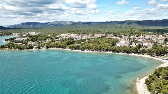 Letecký pohled na pobřeží a městečko Pirovac.
