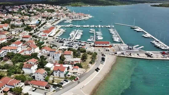 Letecký pohled na pobřeží a městečko Pirovac.