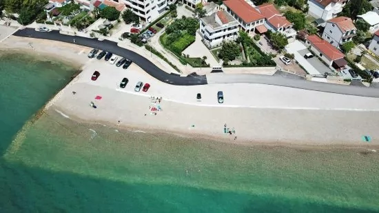 Letecký pohled na pobřeží a město Pirovac.