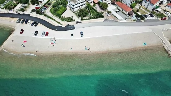 Letecký pohled na pobřeží a město Pirovac