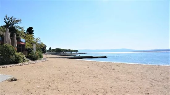 Písčito-oblázková pláž ve městě Crikvenica.