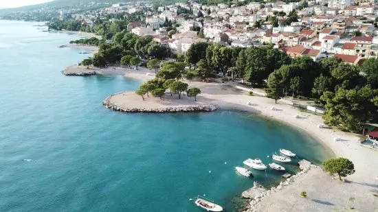 Crikvenica - letecký pohled na pobřeží a město.