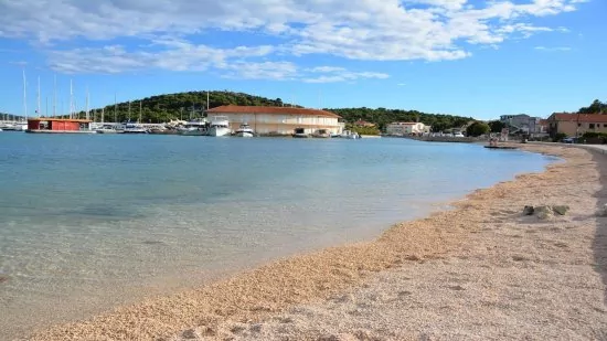 Beach at Port Rogoznica 400 m pěší chůzí.