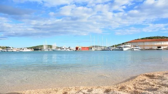 Beach at Port Rogoznica 400 m pěší chůzí.