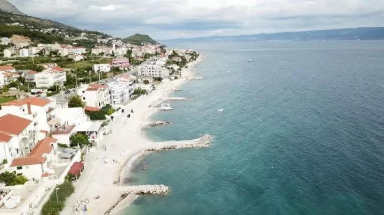 Letecký pohled na pobřeží a moře ve městě Podstrana.