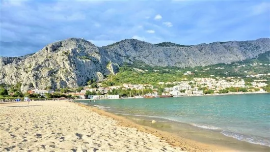 Písečná pláž v centru města Omiš.