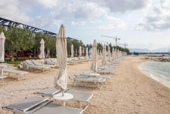 Trogir - oblázková pláž.