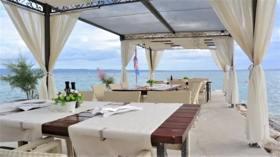 Restaurace se zahrádkami přímo u moře.