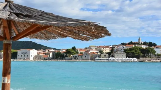 Oblázková pláž s pozvolným vstupem do moře, v centru města Primošten.