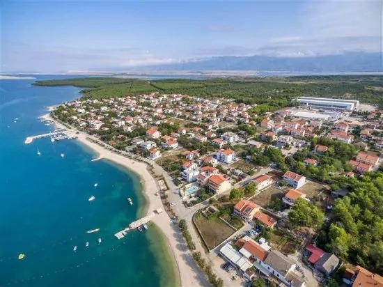 Letecký pohled na pobřeží a město Vrsi.