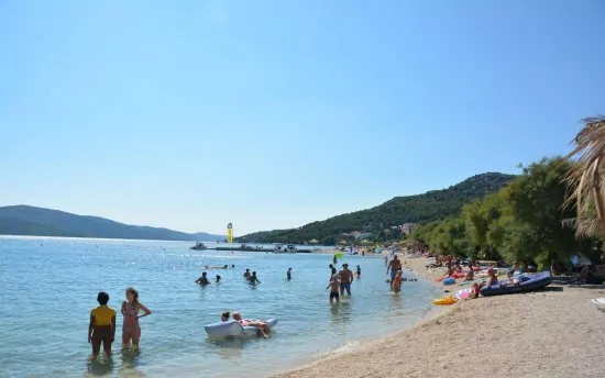 Oblázková pláž v městě Seget Vranjica 800 m od objektu.