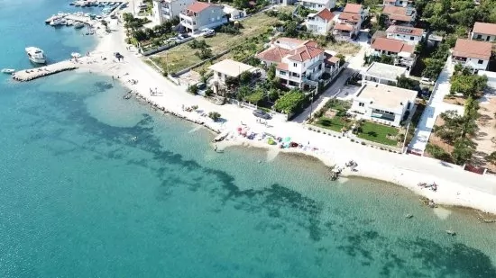 Letecký pohled na pobřeží a město Vinišće.