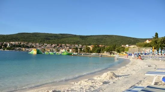 Oblázkovo písčitá pláž ve městě Selce.