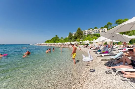 Oblázková pláž ve městě Rovinj.