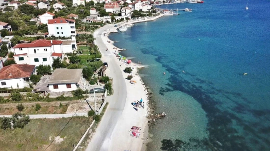 Letecký pohled na pobřeží a městečko Vinišće.