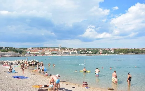 Oblázkovo písčitá pláž ve městě Krk.