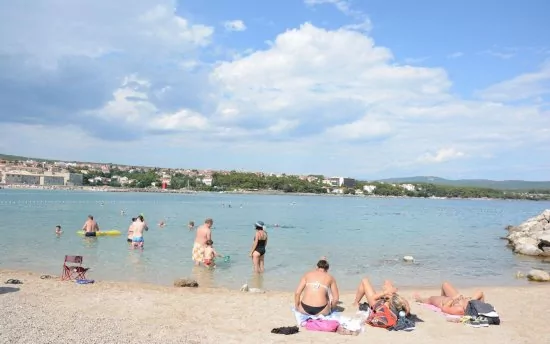 Oblázkovo písčitá pláž ve městě Krk.