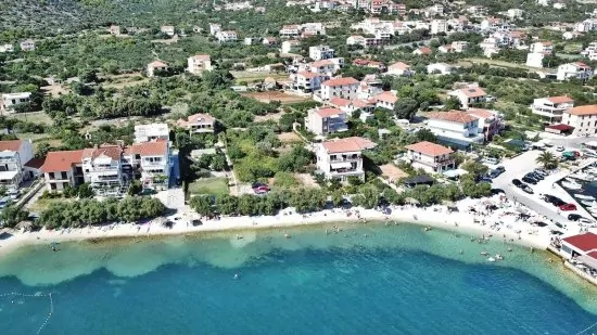 Letecký pohled na pobřeží a město Segete Vranjica.