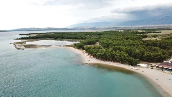 Letecký pohled na pobřeží a městečko Povljana.