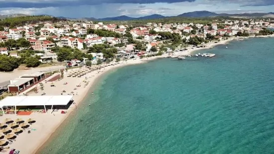 Letecký pohled na pobřeží a město Brodarica.