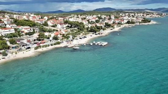 Letecký pohled na pobřeží a město Brodarica.