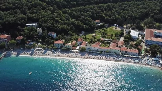 Letecký pohled na pobřeží a město Mošćenička Draga.