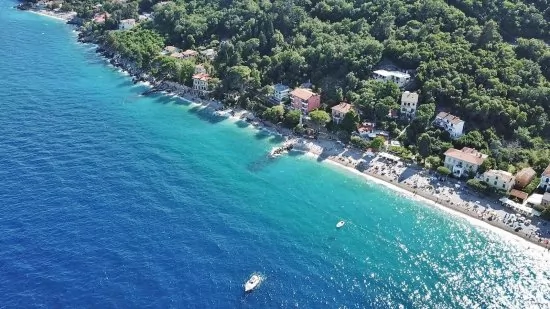Letecký pohled na pobřeží a město Mošćenička Draga.