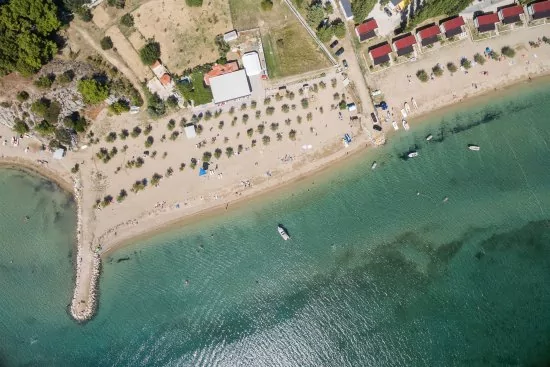 Letecký pohled na pobřeží a městečko Duće.