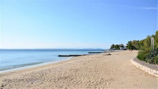 Písčito-oblázková pláž ve městě Crikvenica.