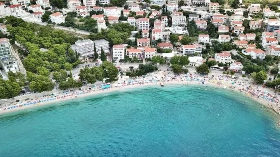 Baška Voda - letecký pohled na pobřeží a město.
