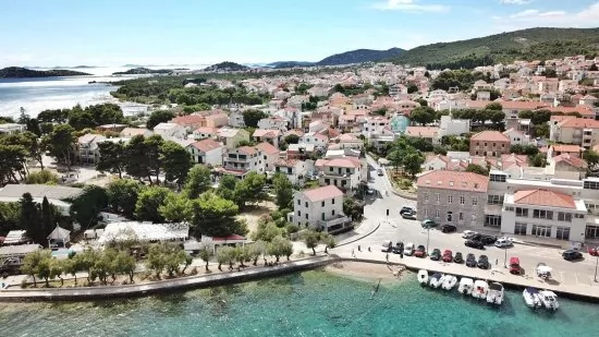 Letecký pohled na pobřeží a město Vodice.