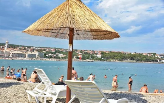Oblázková pláž v městě Krk.