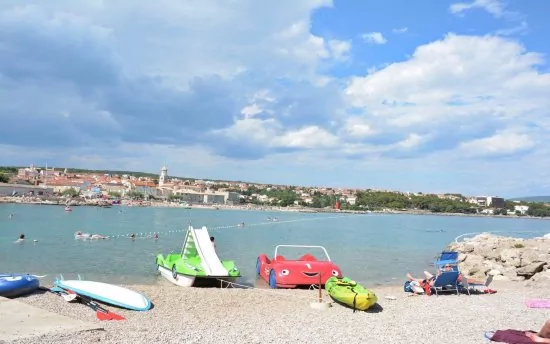 Oblázková pláž Porporela vzdálená 1,7 km pěší chůzí od objektu.