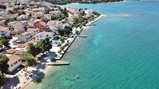 Letecký pohled na pobřeží a město Zadar.