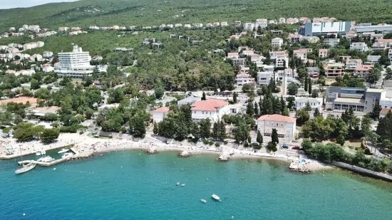 Letecký pohled na pobřeží a město Dramalj.