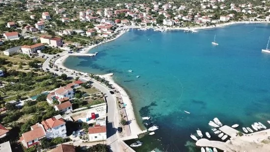 Letecký pohled na pobřeží a městečko Vinišće.