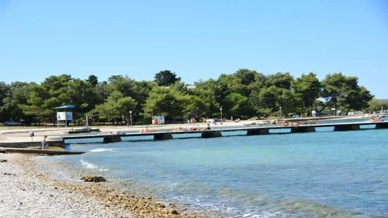 Oblázková pláž ve městě Zadar.