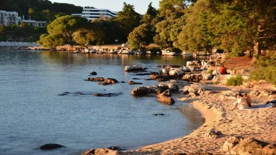 Oblázková pláž ve městě Rovinj (Lone Bay).