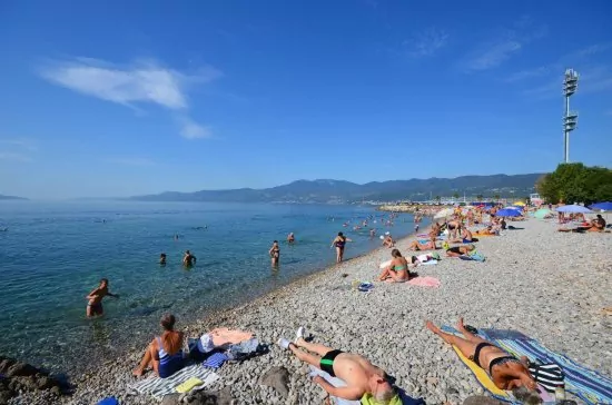 Oblázková pláž v městě Rijeka.