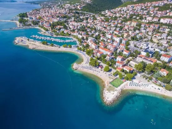 Crikvenica - letecký pohled na pobřeží a město.