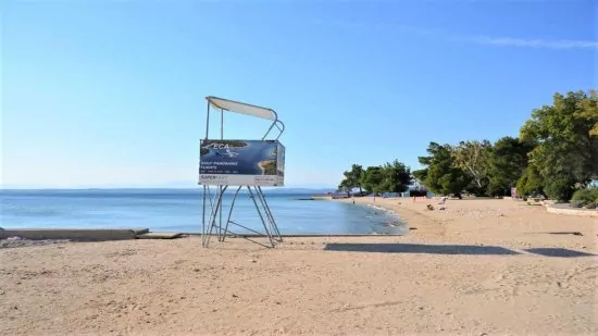 Oblázková pláž a tobogán ve městě Crikvenica.